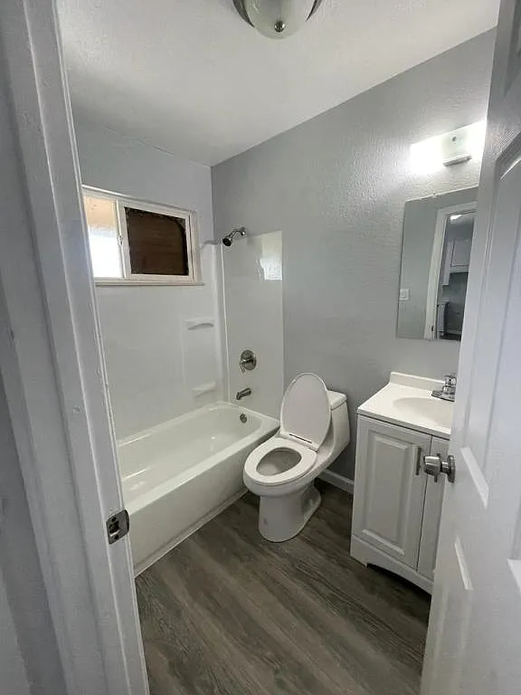 Golden Tee Apartments — Photo 3