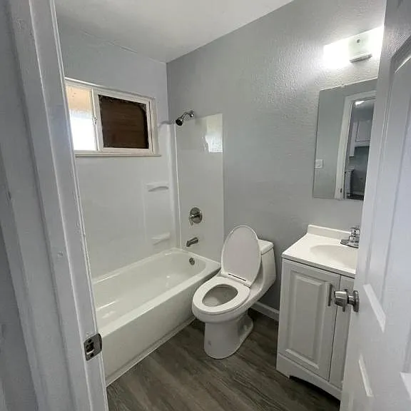 Golden Tee Apartments — Photo 3
