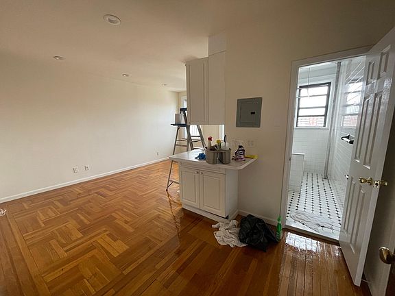 2nd image of 65 Lincoln Blvd #D
