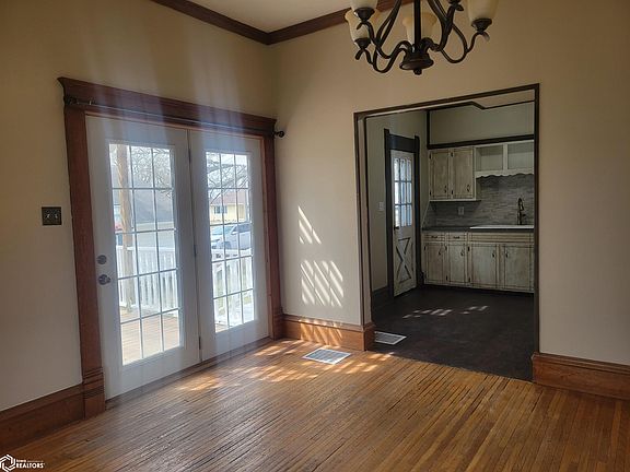 3rd image of 207 W Jackson St