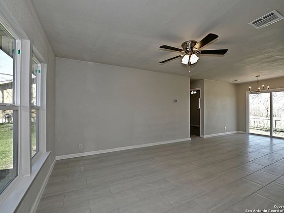 2nd image of 902 HICKORY HILL DR