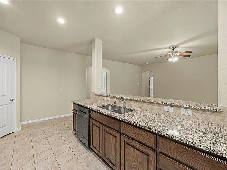 1409 Hidden Creek Dr — Photo 6
