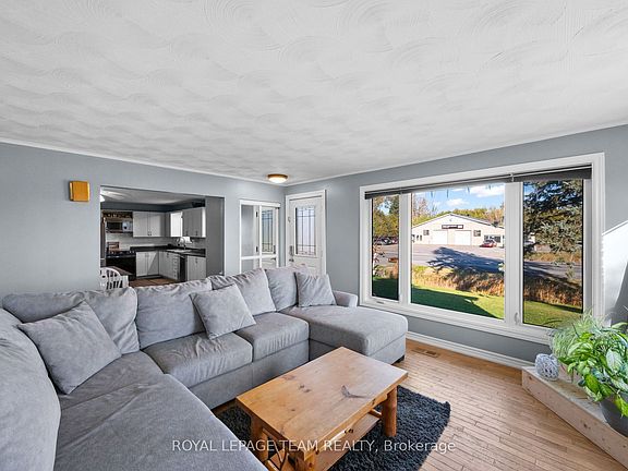 3rd image of 906 Russell Rd