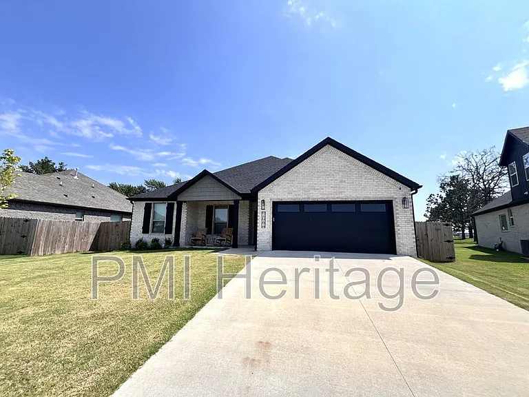 2061 Larry Ln — Photo 2