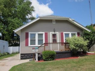 2112 La Follette Ave, Manitowoc, WI 54220