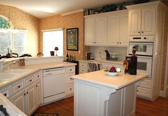 Inviting kitchen with breakfast bar!