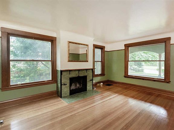 4th image of 2313 Brady St