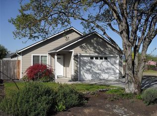 1005 N 10th St, Central Point, OR 97502