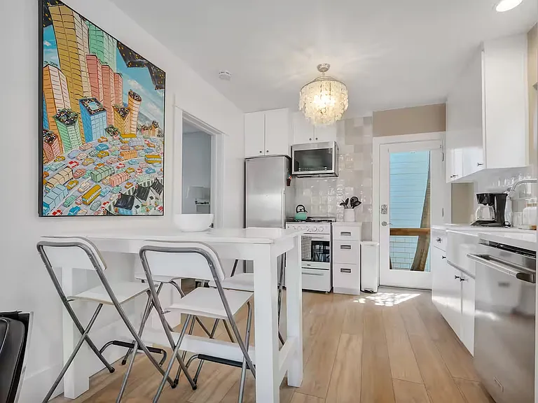 656 Broadway St — Photo 10