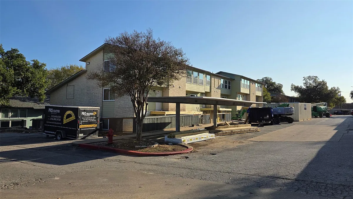 Building Photo - 2124 Burton Dr #152