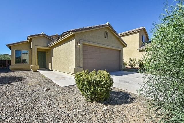 1st image of 865 W Calle Arroyo Norte