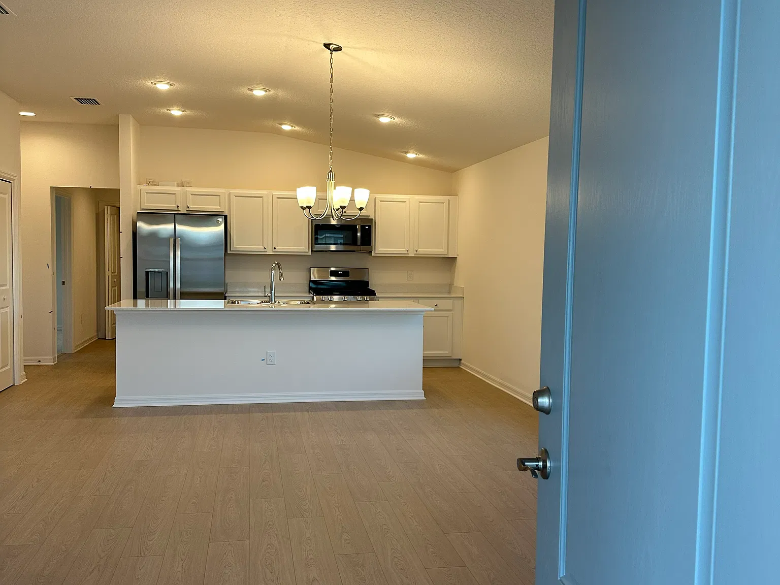 2 bed, 1045 sqft, $2,100 — Photo 2
