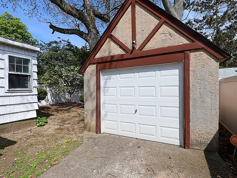 987 Kings Pkwy — Photo 31