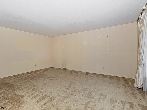 5th image of 692 Davidson Dr