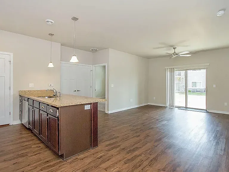 3 bed, 1294 sqft, $1,653 — Photo 2