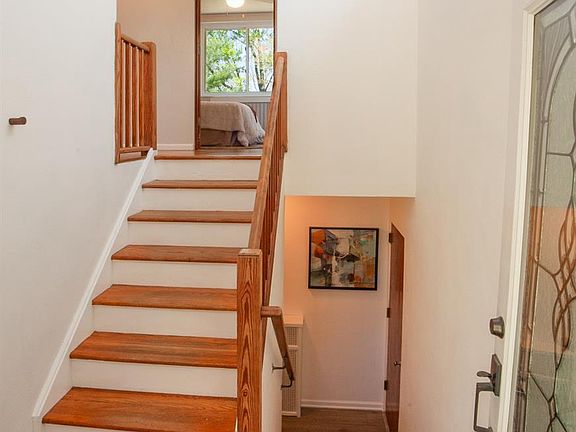 4th image of 16 Burley Cir