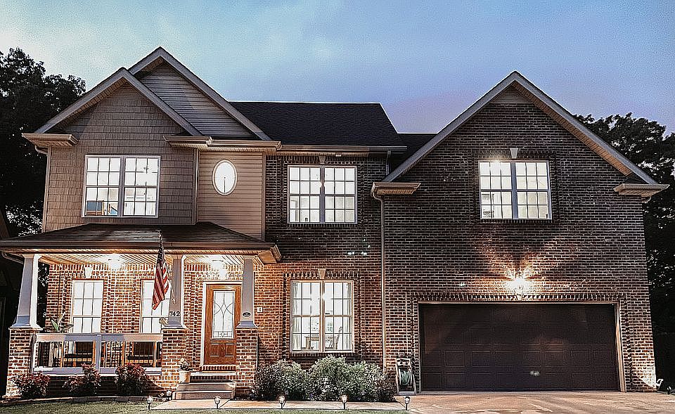 1st image of 742 Cavalier Dr