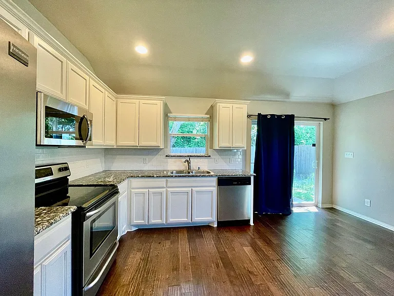 3115 N Hickory St — Photo 2