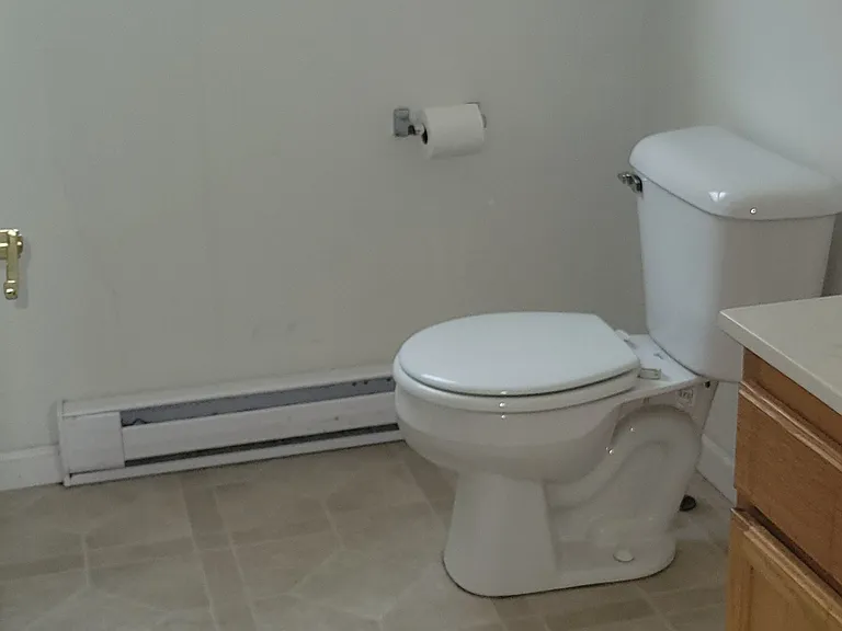 Downstairs halve Bathroom