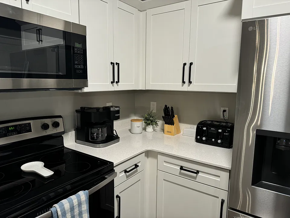 Modern and new built-in stainless steel appliances included.
New LG refrigerator not included.