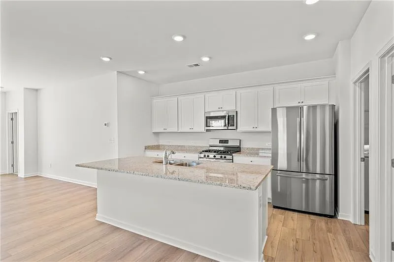 6 bed, 3.0 bath, 2532 sqft, $2,450 — Photo 4