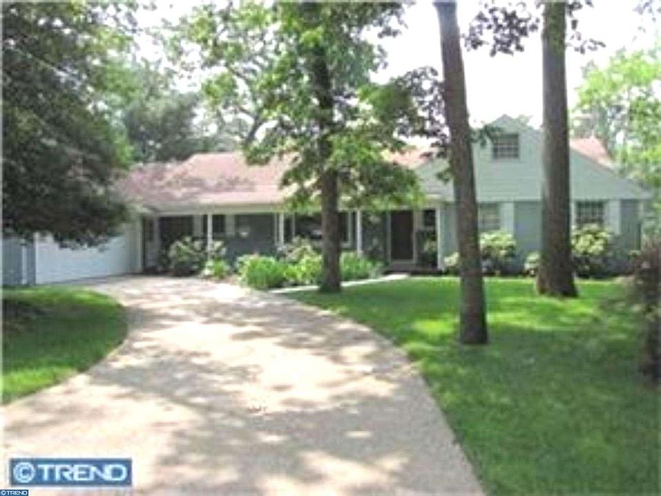 1st image of 124 N Lakeside Dr E