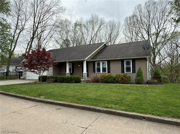 440 Hillcrest Dr NE, New Philadelphia, OH 44663