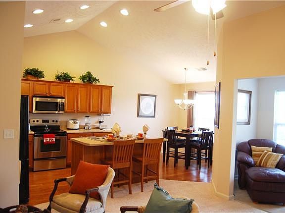 4th image of 395 Devon Chase Hl Unit 603
