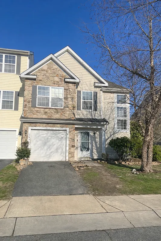 3 bed, 2.5 bath, 1872 sqft, $2,200 — Photo 1