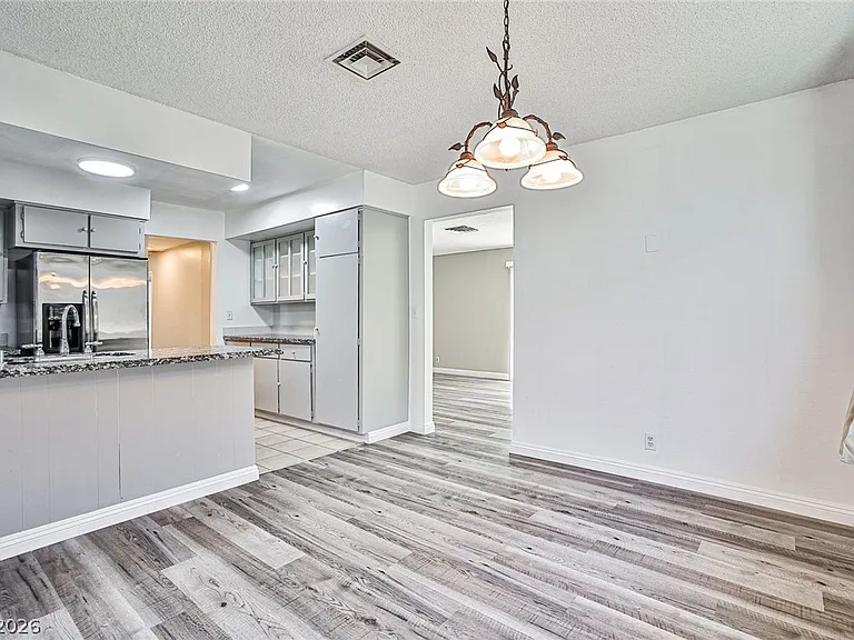 1320 Robin St — Photo 7