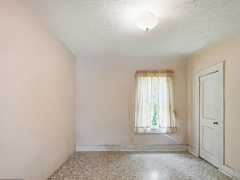 923 Elizabeth St — Photo 7