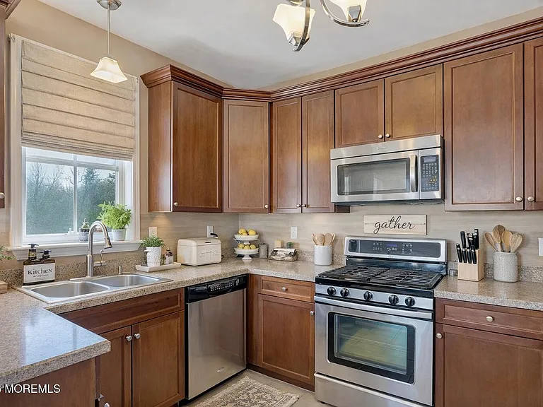 631 Sloan Ct — Photo 5