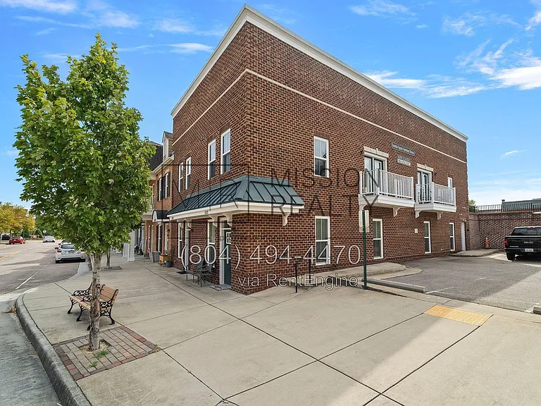 4319 Fountain Square Plz — Photo 20