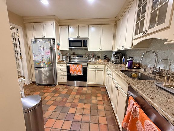 5th image of 1083 Beacon St APT 3