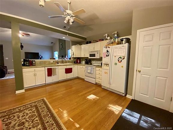 5th image of 2911 Walsingham Ct