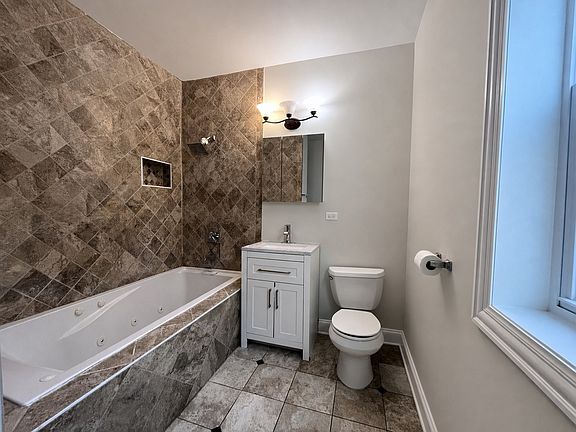 5th image of 1426 N Austin Blvd APT 2