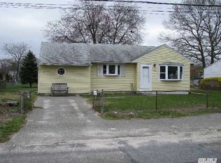 1075 Courtland Dr, Bay Shore, NY 11706