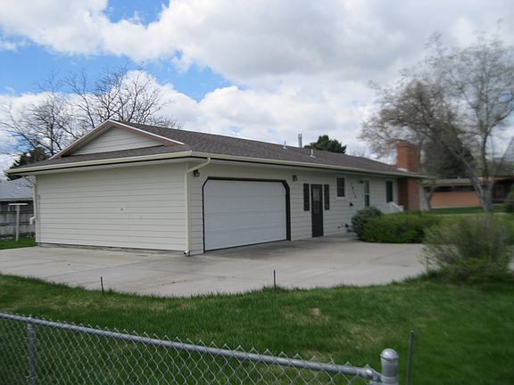 3rd image of 1916 Lilac Ln