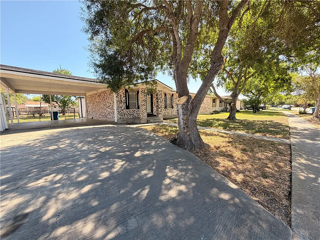 3 bed, 1.0 bath, 925 sqft, $1,600 — Photo 2
