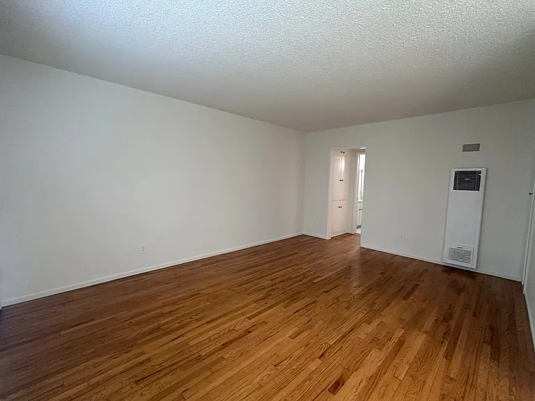 1219 Barry Ave #2 — Photo 9