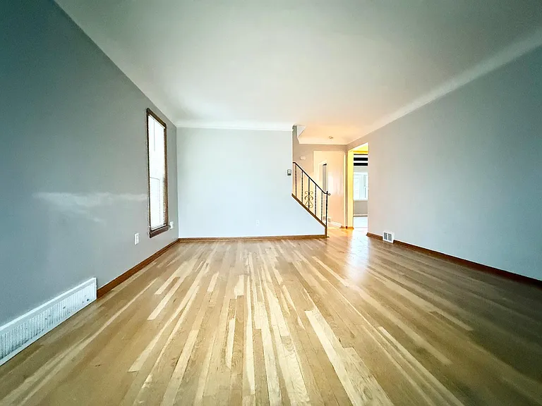 4706 Redfern Rd — Photo 3