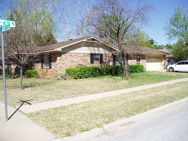 2nd image of 1310 NE Quail Creek Rd