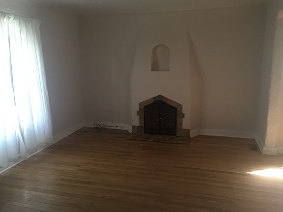 Living room/gas fireplace