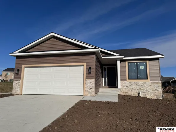 4306 Woodside Village Dr, Lincoln, NE 68528