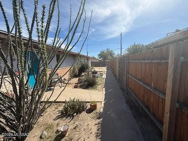 2512 E Eastland St — Photo 24