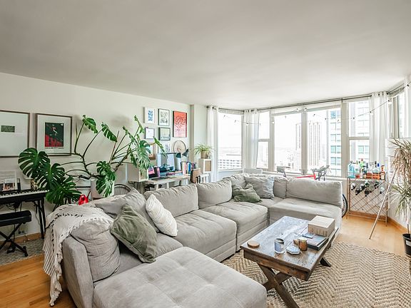 3rd image of 525 W Hawthorne Pl APT 2706