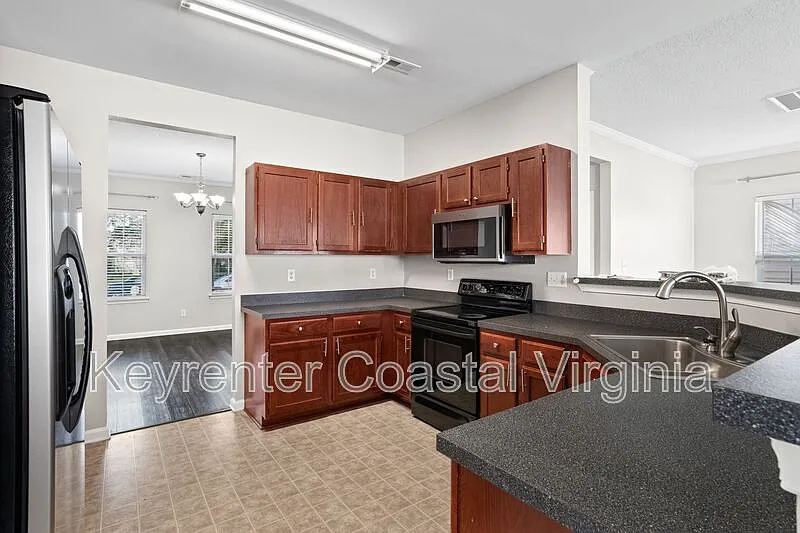 4 bed, 2.5 bath, 2300 sqft, $2,750 — Photo 3