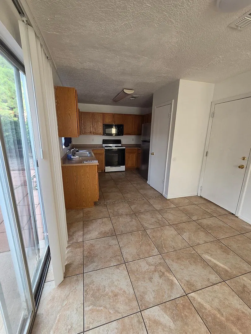 Great 3BR/2.5 Bath 1350 sqft Home in NE heights. Showing SAT 10/17 at 1PM — Photo 4