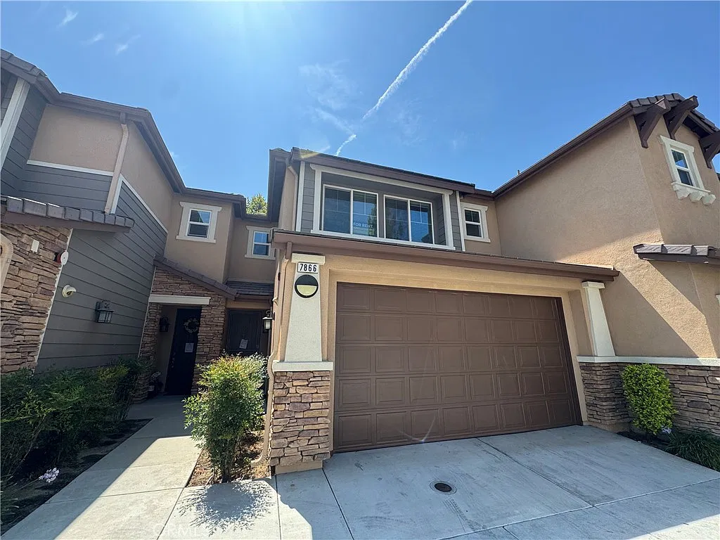 3 bed, 2.5 bath, 1456 sqft, $3,100 — Photo 3