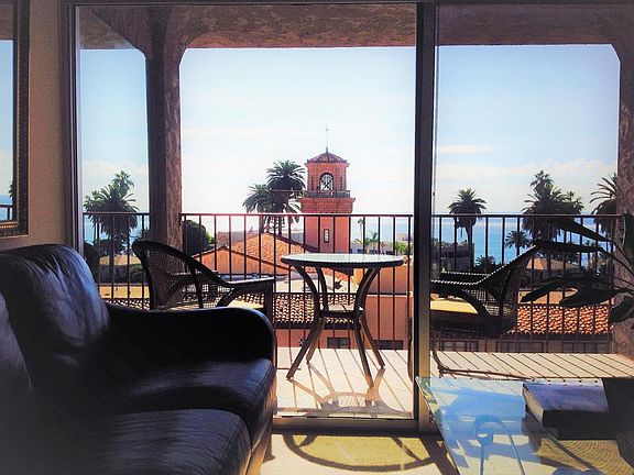 Living Room and Balcony Ocean Views!